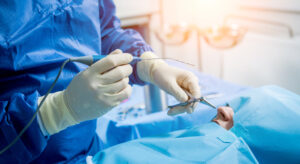 Médico segura instrumentos para realizar rinoplastia